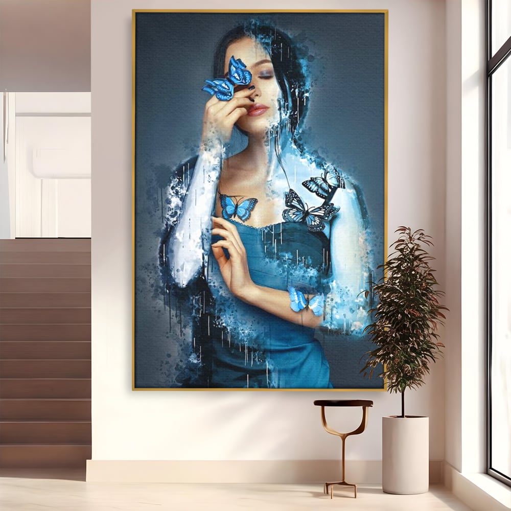 Tablou canvas cu portret feminin cu fluturi albastri, in rama de aluminiu auriu